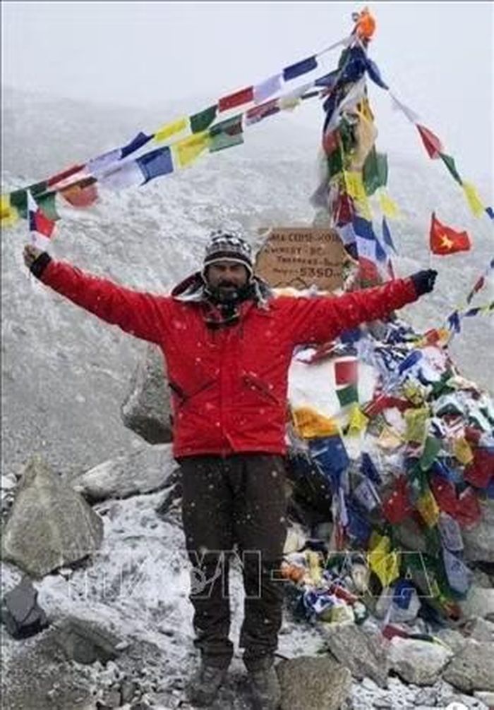 Nguyên Đại sứ Panama Servio S. Samudio trên dãy Everest cùng lá cờ Việt Nam và Panama trên tay. Ảnh: Nhân vật cung cấp/TTXVN phát