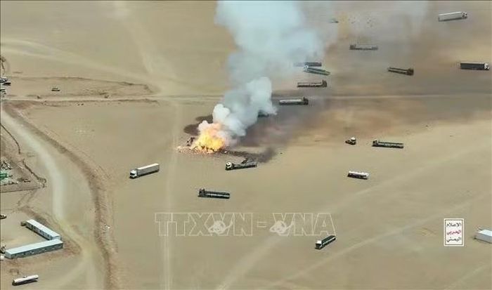 Xe tải bốc cháy sau khi trúng tên lửa của lực lượng Houthi, ở tỉnh Hadramout, Yemen ngày 7/9/2026. Ảnh: THX/TTXVN phát