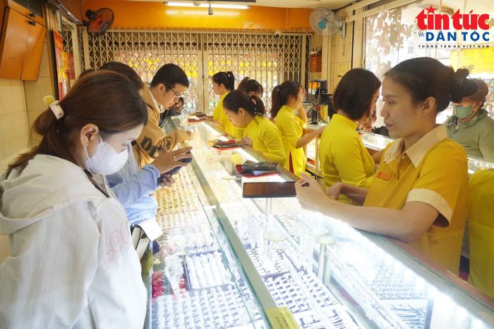 Khách hàng lựa chọn vàng nhẫn và vàng miếng SJC tại cửa hàng vàng Mi Hồng, phường Bình Thạnh, TP Hồ Chí Minh