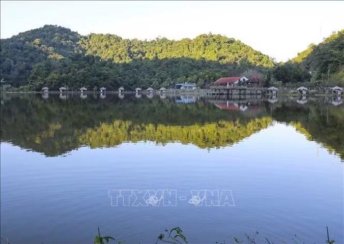 Mặt hồ phẳng lặng giữa núi rừng tại Khu du lịch Khoáng nóng UVa tạo nên cảnh quan hấp dẫn, góp phần đa dạng hóa trải nghiệm cho du khách khi đến Thanh Yên. Ảnh: Xuân Tư/TTXVN