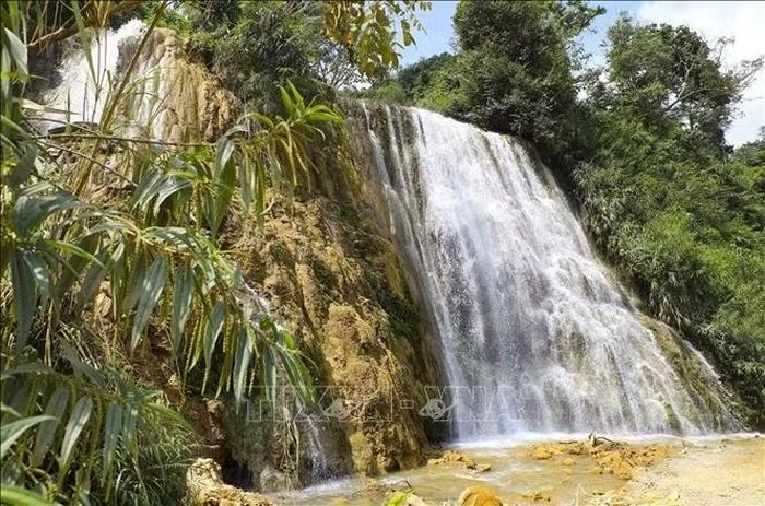 Sự kết hợp giữa thác nước, thảm thực vật và địa hình núi rừng tạo nên những góc cảnh quan giàu sức hấp dẫn, phù hợp phát triển các sản phẩm du lịch khám phá thiên nhiên. Ảnh: Xuân Tư/TTXVN