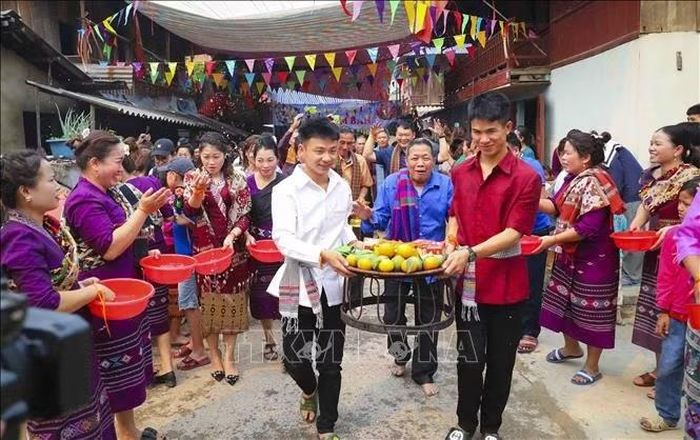 Tết té nước của đồng bào Lào vào tháng 4 hàng năm là một nét văn hóa giàu tính cộng đồng, có thể trở thành sản phẩm trải nghiệm hấp dẫn ở Thanh yên. Ảnh: Xuân Tư/TTXVN