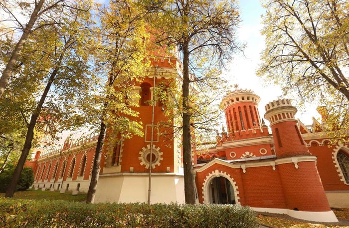 Cung điện du lịch Petrovsky ở thủ đô Moskva với vẻ đẹp rực rỡ trong mùa thu vàng.