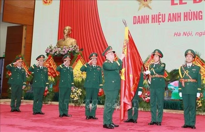 Đại tướng Nguyễn Trọng Nghĩa, Ủy viên Bộ Chính trị, Bí thư Trung ương Đảng, Ủy viên Thường vụ Quân ủy Trung ương, Chủ nhiệm Tổng cục Chính trị QĐND Việt Nam gắn Danh hiệu Anh hùng LLVT nhân dân lên Quân kỳ Quyết thắng của Cục Tuyên huấn. Ảnh: Trọng Đức/TTXVN