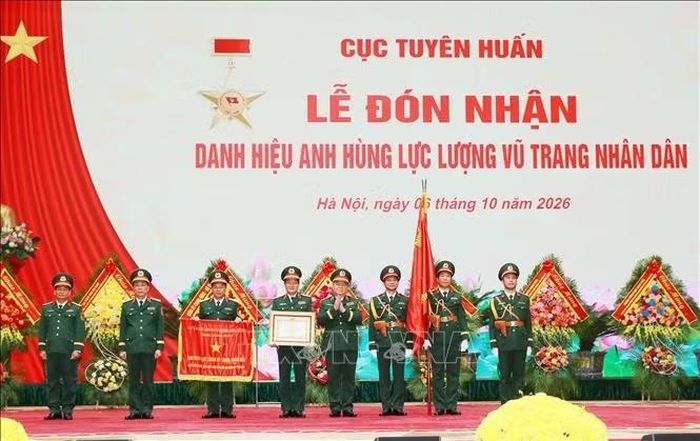 Đại tướng Nguyễn Trọng Nghĩa, Ủy viên Bộ Chính trị, Bí thư Trung ương Đảng, Ủy viên Thường vụ Quân ủy Trung ương, Chủ nhiệm Tổng cục Chính trị QĐND Việt Nam trao Danh hiệu Anh hùng Lực lượng vũ trang nhân dân cho Cục Tuyên huấn. Ảnh: Trọng Đức/TTXVN
