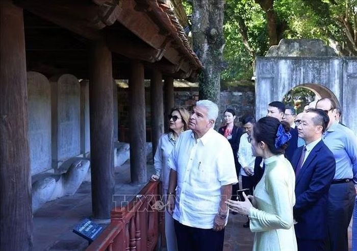 Tổng thống Cộng hòa Panama José Raúl Mulino và Phu nhân nghe giới thiệu về bia tiến sĩ. Ảnh: Tuấn Anh/TTXVN