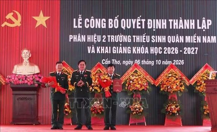 Trao quyết định thành lập Phân hiệu 2, Trường Thiếu sinh quân miền Nam. Ảnh: Duy Khương/TTXVN