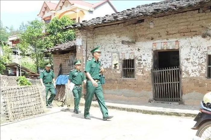 Quân y Đồn Biên phòng Thanh Lòa, tỉnh Lạng Sơn xuống thôn, bản thăm khám sức khỏe miễn phí cho nhân dân.