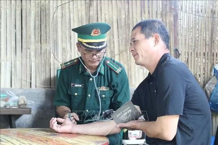 Quân y Đồn Biên phòng Thanh Lòa, tỉnh Lạng Sơn thăm khám sức khỏe miễn phí cho nhân dân thôn Nà Làng, xã Cao Lộc.