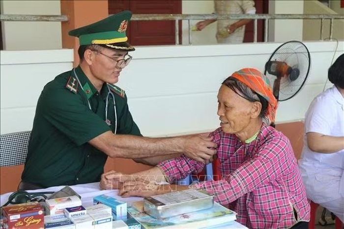 Quân y Bộ đội biên phòng tỉnh Lạng Sơn thăm khám sức khỏe cho nhân dân xã biên giới Cao Lộc.