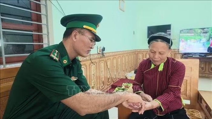 Quân y Đồn Biên phòng Thanh Lòa, tỉnh Lạng Sơn thăm khám sức khỏe miễn phí cho nhân dân thôn Nà Làng, xã Cao Lộc.