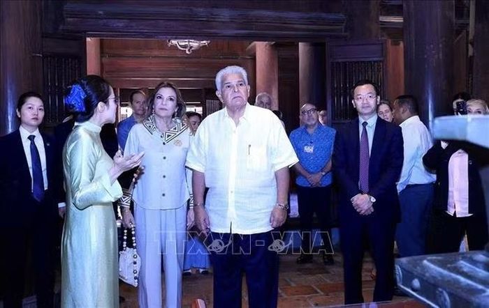 Tổng thống Cộng hòa Panama José Raúl Mulino và Phu nhân thăm khu thờ Chu Văn An tại Văn Miếu - Quốc Tử Giám. Ảnh: Tuấn Anh/TTXVN