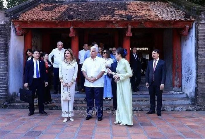 Hướng dẫn viên giới thiệu về Văn Miếu - Quốc Tử Giám với Tổng thống Cộng hòa Panama José Raúl Mulino và Phu nhân. Ảnh: Tuấn Anh/TTXVN