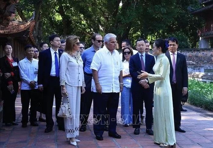 Hướng dẫn viên giới thiệu Văn Miếu - Quốc Tử Giám với Tổng thống Cộng hòa Panama José Raúl Mulino và Phu nhân. Ảnh: Tuấn Anh/TTXVN