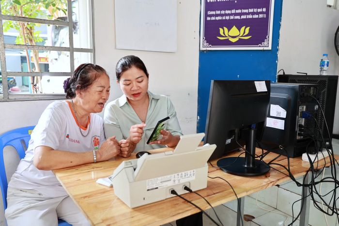 Cán bộ phường Tân Bình (TP Hồ Chí Minh) hướng dẫn người dân thực hiện thủ tục hành chính trên môi trường số tại “Điểm hỗ trợ dịch vụ công trực tuyến cho người dân”.