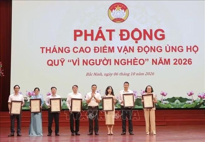 Ban tổ chức trao ghi nhận Tấm lòng vàng tặng các cơ quan, doanh nghiệp, nhà tài trợ.