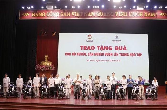 Ban tổ chức trao tặng xe đạp cho các em học sinh có vượt khó vươn lên.