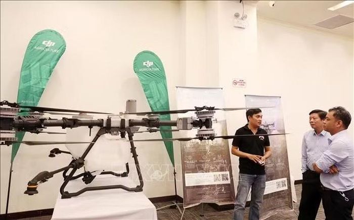 Đại biểu tham quan gian hàng trưng bày sản phẩm khoa học công nghệ bên lề hội thảo.