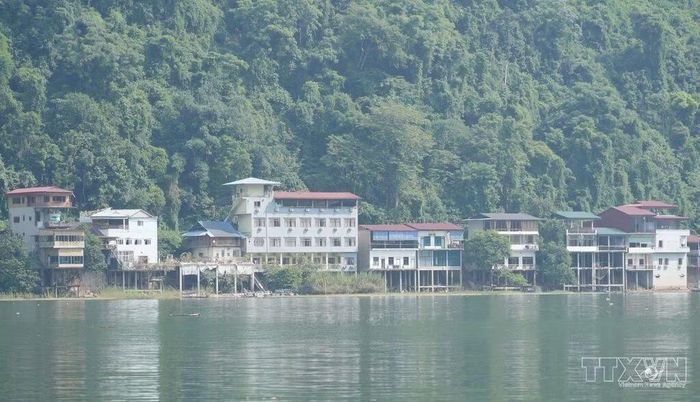 Các công trình vi phạm liên quan đến đất đai tại khu vực hồ Ba Bể. Ảnh: Hoàng Nguyên/TTXVN