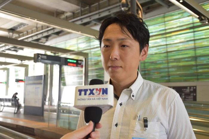 Ông Yusuke Miyashita, Phó Trưởng bộ phận Phát triển khu vực Ga Toyama, trả lời phỏng vấn của phóng viên TTXVN.
