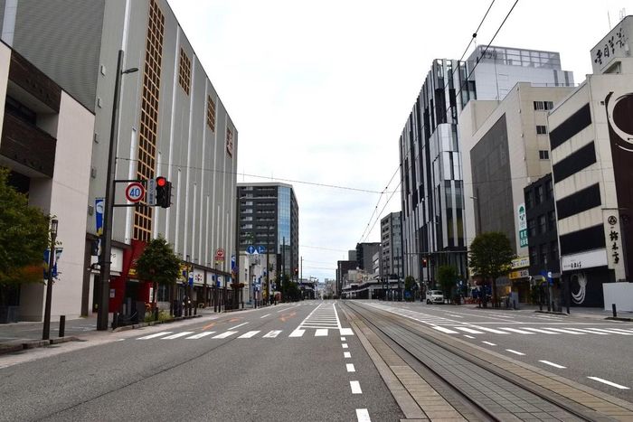 Tuyến đường sắt dành cho tàu LRT trên đường phố Toyama.