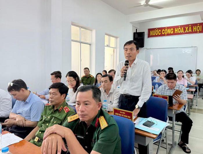 Ông Võ Minh Thành, Phó giám đốc Sở Khoa học và Công nghệ TP Hồ Chí Minh trả lời các thắc mắc của các địa phương về công tác chuyển đổi số.