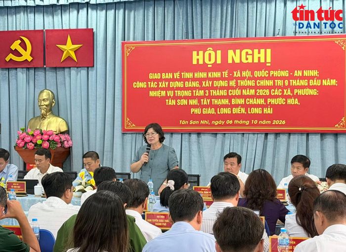 Bà Văn Thị Bạch Tuyết, Phó Bí thư Thành ủy TP Hồ Chí Minh chủ trì cuộc họp ngày 6/10.