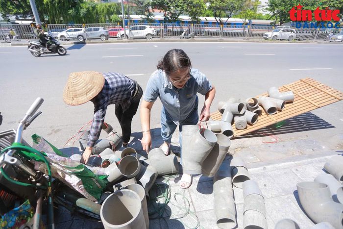 Bà Vũ Thị Lan, phường Tương Mai, Hà Nội chia sẻ, gia đìng đã chuyển đồ đạc đi từ tháng trước, sau khi có thông báo phải bàn giao mặt bằng trước ngày 30/9.