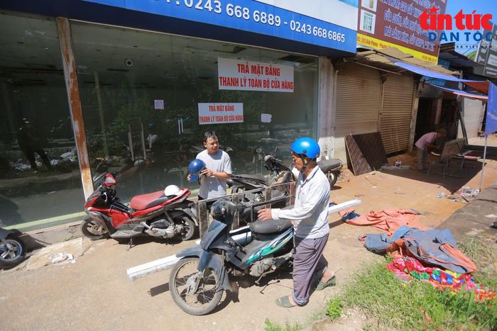 Tại một số căn nhà khác, người dân tiếp tục thu dọn, vận chuyển những tài sản còn lại.