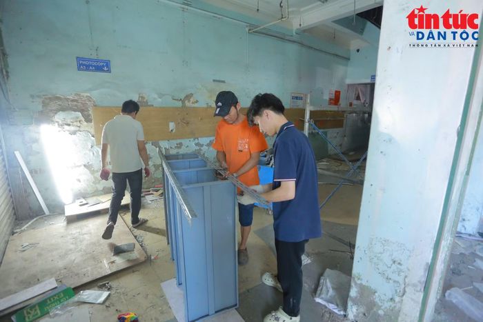 Một số hộ dân đã bắt đầu tháo dỡ công trình. Các vật dụng, thiết bị được tháo dỡ, tập kết và chuyển đi trước khi thực hiện phá dỡ các hạng mục trên đất.