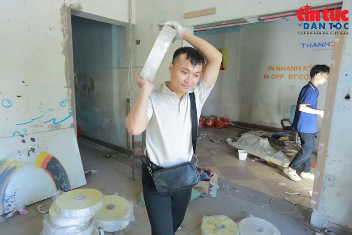 Anh Đỗ Văn Duy, phường Bạch Mai, Hà Nội cho biết: Gia đình cơ bản đồng thuận với chủ trương mở rộng trục Quốc lộ 1A, sau khi có phương án bồi thường, người dân sẵn sàng bàn giao mặt bằng. Mong muốn các thủ tục được thực hiện rõ ràng, đúng quy định để người dân chủ động việc di chuyển, ổn định cuộc sống.