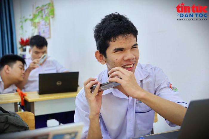 Em Lâm Quốc Thái sử dụng điện thoại thông minh để tiếp cận thông tin phục vụ việc học.