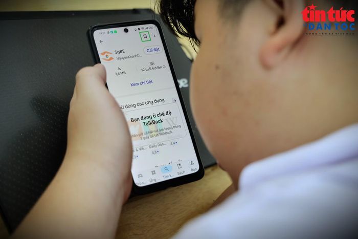 Học sinh khiếm thị được hướng dẫn cài đặt ứng dụng SgBE trên điện thoại thông minh.