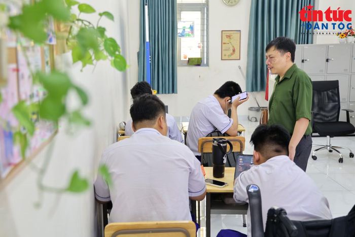 Thầy và trò Trường Phổ thông Đặc biệt Nguyễn Đình Chiểu (TP Hồ Chí Minh) sử dụng ứng dụng trên điện thoại hỗ trợ học tập và sinh hoạt.