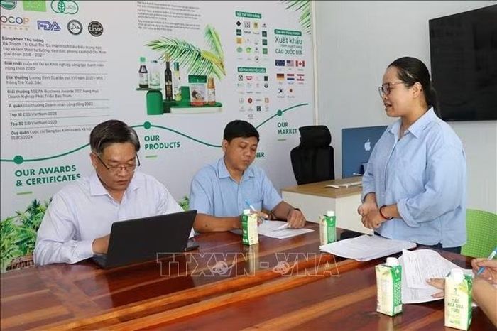 Bà Thạch Thị Chal Thi, Tổng Giám đốc Công ty Trà Vinh Farm, xã Tiểu Cần báo cáo tình hình hoạt động với đoàn công tác.