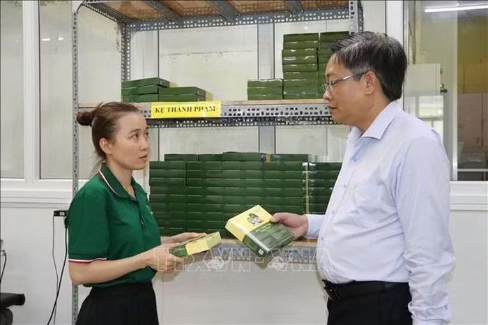 Phó Giám đốc Sở Công Thương Phạm Phước Trãi khảo sát tình hình sản xuất tại Công ty TNHH Một thành viên Phát Đặng, xã Song Lộc.