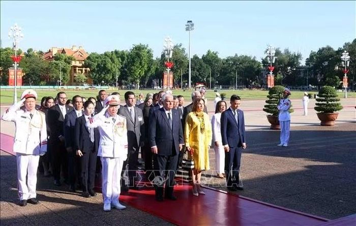 Tổng thống Cộng hòa Panama José Raúl Mulino và Phu nhân đến đặt vòng hoa và vào Lăng viếng Chủ tịch Hồ Chí Minh. Ảnh: Phạm Kiên/TTXVN