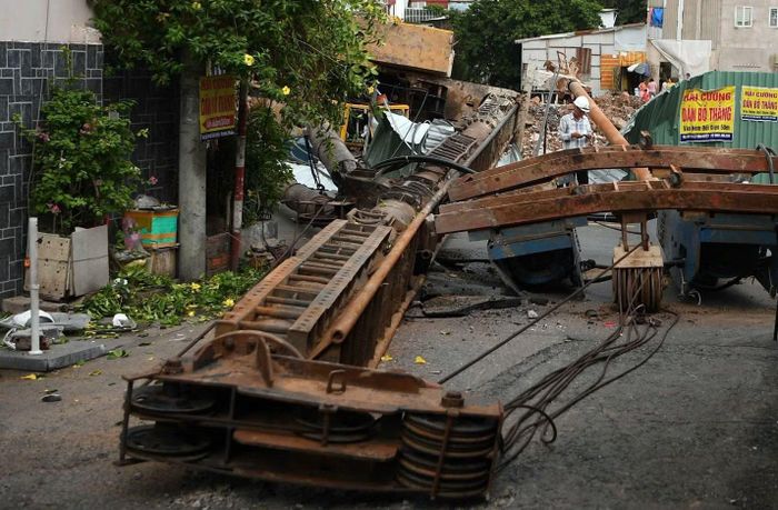 Hiện trường sự cố máy thi công gia cố nền CDM bất ngờ đổ về hướng đường Bùi Hữu Nghĩa.