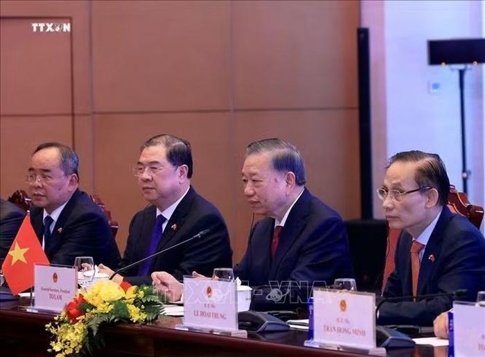 Tổng Bí thư, Chủ tịch nước Tô Lâm và thành viên đoàn Việt Nam tại cuộc hội đàm với Tổng thống Cộng hòa Panama José Raúl Mulino. Ảnh: Tuấn Anh/TTXVN