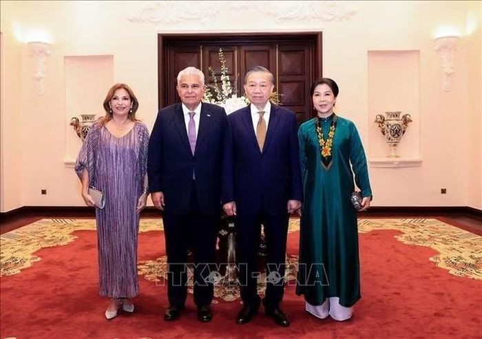 Tổng Bí thư, Chủ tịch nước Tô Lâm và Phu nhân Ngô Phương Ly cùng Tổng thống Cộng hòa Panama José Raúl Mulino và Phu nhân Maricel Cohen de Mulino chụp ảnh chung. Ảnh: Tuấn Anh/TTXVN