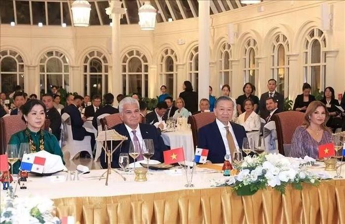 Tổng Bí thư, Chủ tịch nước Tô Lâm và Phu nhân Ngô Phương Ly chủ trì tiệc chiêu đãi chào mừng Tổng thống Cộng hòa Panama José Raúl Mulino và Phu nhân Maricel Cohen de Mulino thăm chính thức Việt Nam. Ảnh: Tuấn Anh/TTXVN