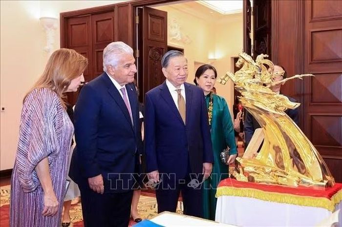 Tổng Bí thư, Chủ tịch nước Tô Lâm giới thiệu bức tượng Thánh Gióng với Tổng thống Cộng hoà Panama José Raúl Mulino và Phu nhân. Ảnh: Tuấn Anh/TTXVN