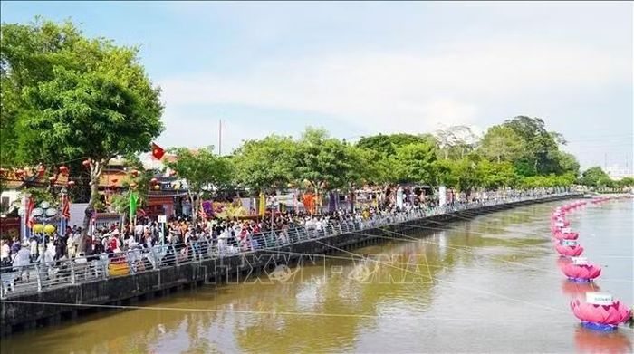 Đông đảo người dân đến dâng hương tri ân Anh hùng Nguyễn Trung Trực tại Đình thần Nguyễn Trung Trực, Rạch Giá, An Giang.