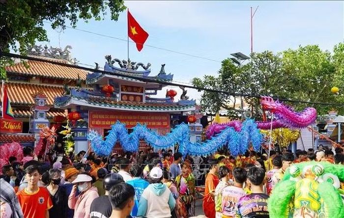 Trình diễn lân sư rồng trước Đình Nguyễn Trung Trực.