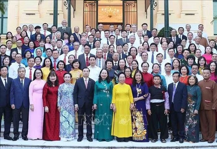 Đồng chí Võ Thị Ánh Xuân, Bí thư Trung ương Đảng, Phó Chủ tịch nước với các đại biểu. Ảnh: An Đăng/TTXVN