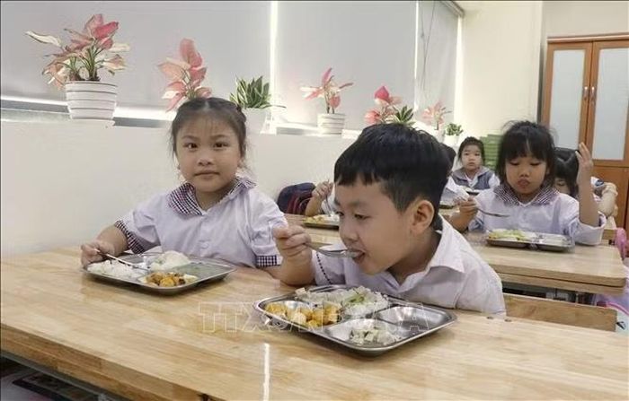 Các cháu học sinh Trường Tiểu học Suối Hoa, phường Kinh Bắc, thành phố Bắc Ninh hào hứng khi ăn bán trú.