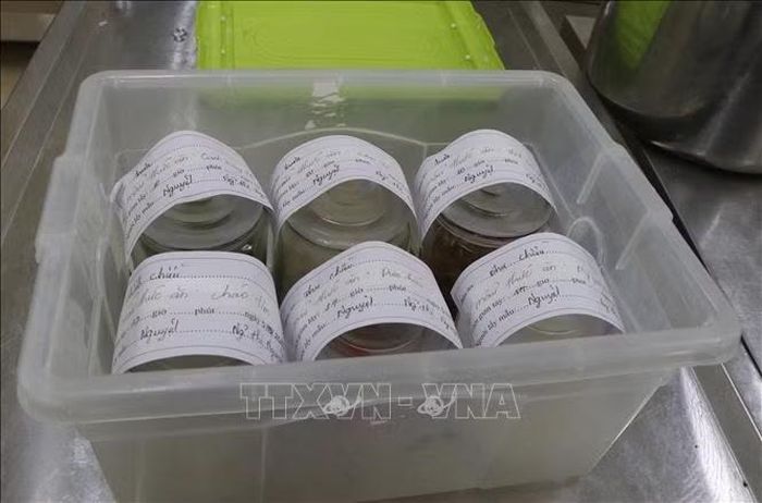 Mỗi món ăn cho các cháu đều được lưu mẫu cẩn thận.