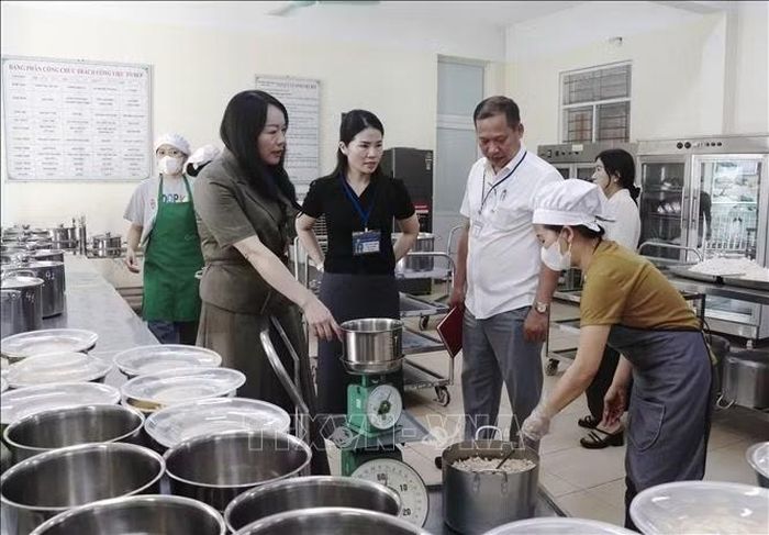 Lãnh đạo UBND phường Kinh Bắc, thành phố Bắc Ninh kiểm tra bếp ăn bán trú tại Trường Mầm non Kinh Bắc, thành phố Bắc Ninh.