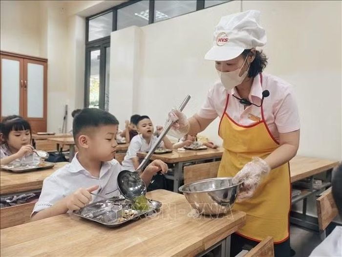 Các cháu học sinh Trường Tiểu học Suối Hoa, phường Kinh Bắc, thành phố Bắc Ninh hào hứng khi ăn bán trú.