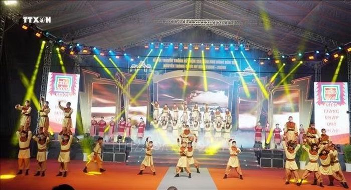 Tiết mục tái hiện cuộc đời, sự nghiệp lừng lẫy và tinh thần chiến đấu kiên cường, bất khuất của Anh hùng dân tộc Nguyễn Trung Trực. Ảnh: Văn Sĩ/TTXVN